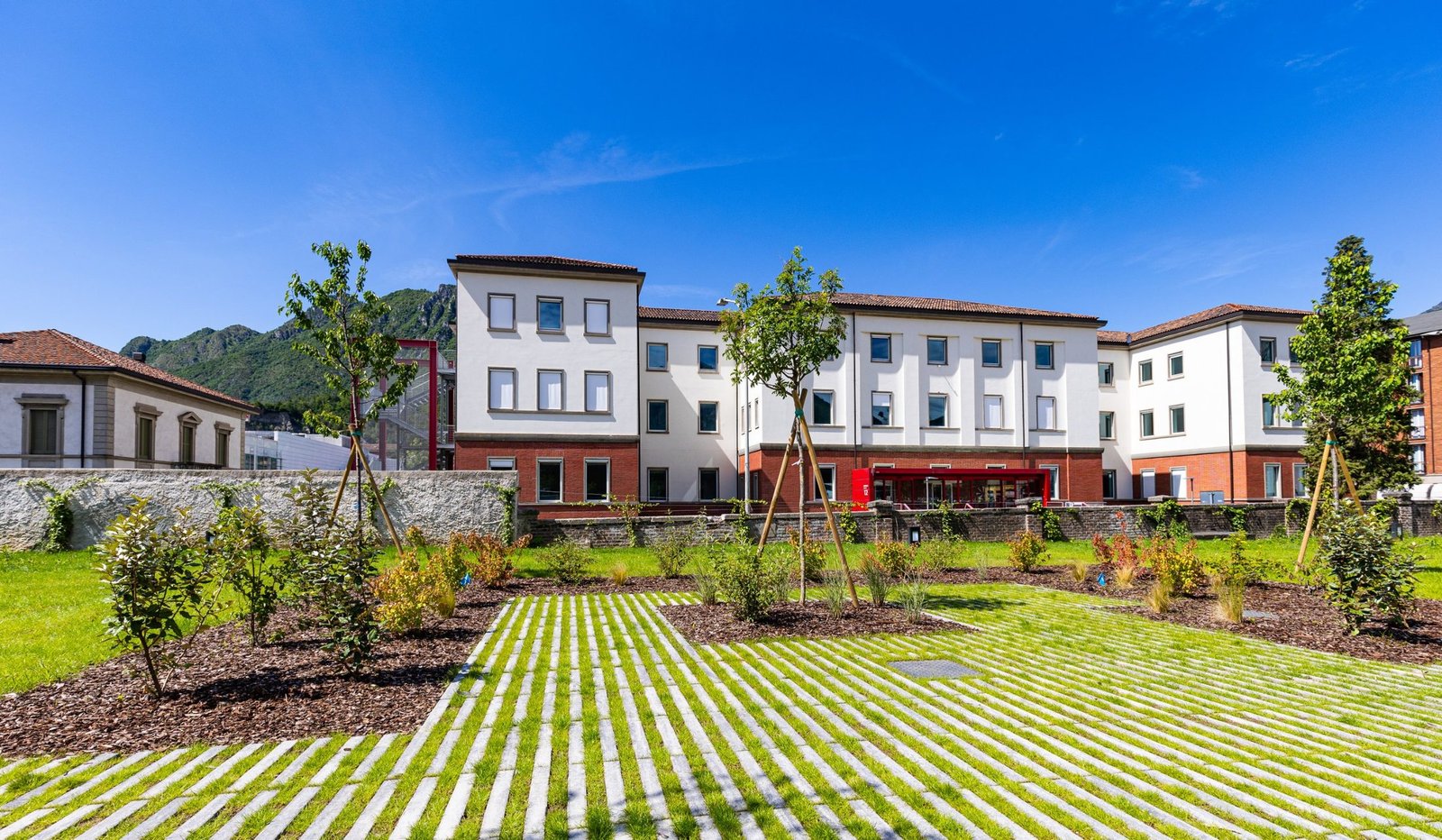 Drainage paving with grass joints in the garden towards the Politecnico