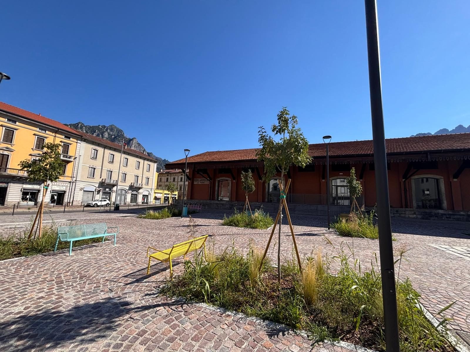 The square open to the city