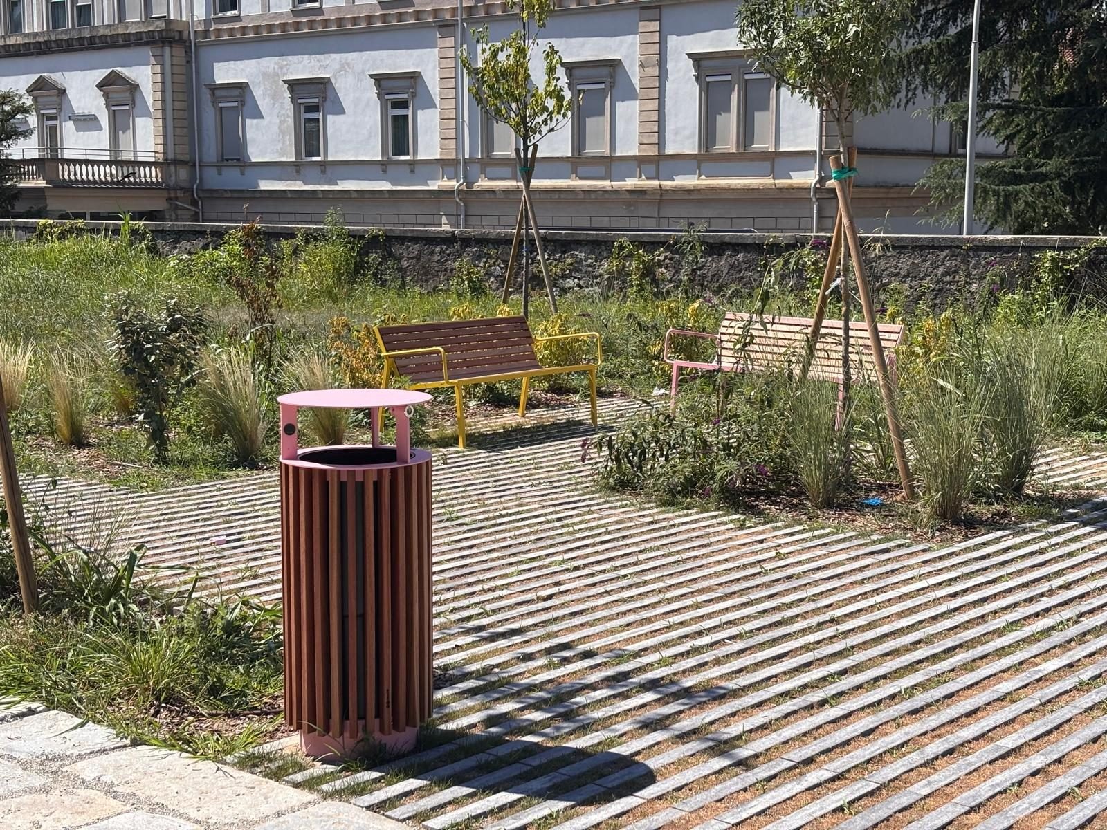 The garden with its benches and furniture